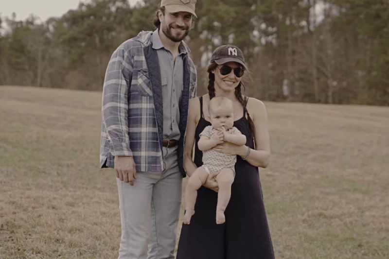 Sam Hunt 在与妻子 Hannah Lee Fowler 的家庭视频中分享女儿 Lucy Louise 的罕见一瞥