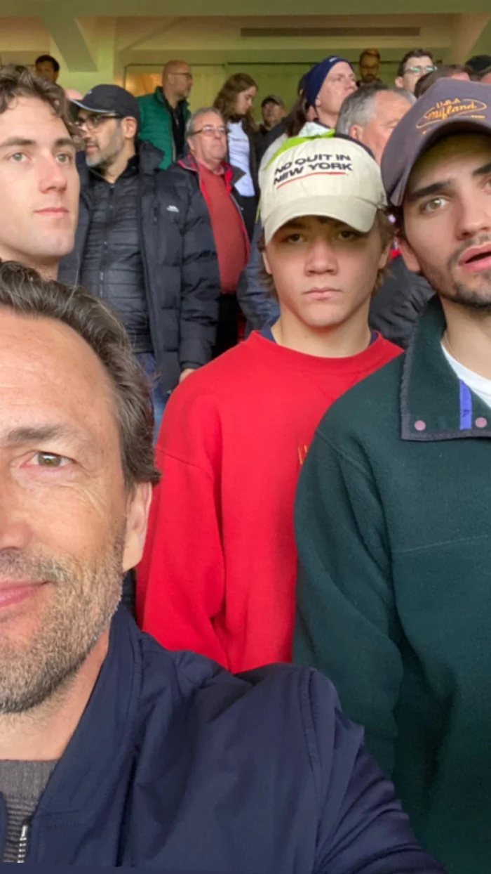   Si Andrew Shue ay bumiyahe sa UK kasama ang kanyang mga anak na lalaki sa gitna ng diborsyo kay Amy Robach