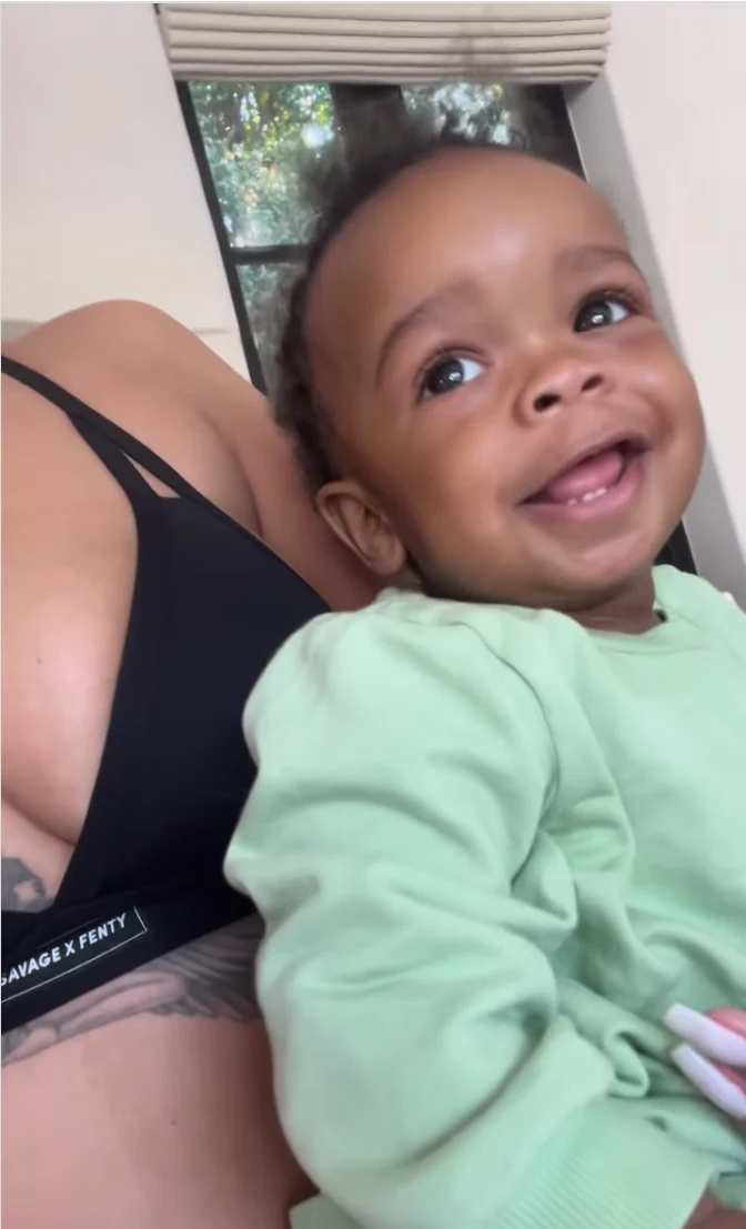  Hawak ni Rihanna ang kanyang anak.