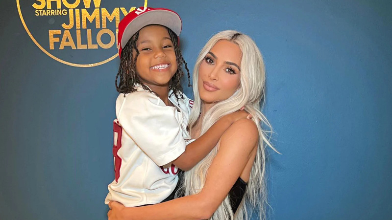 Kim Kardashian Jokes Son Saint ei ole 'niin söpö' lyötyään häntä kasvoille unissaan
