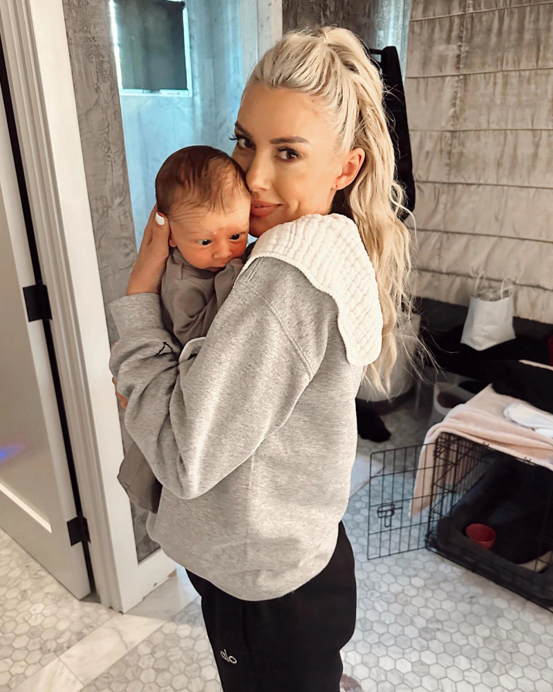 Heather Rae El Moussa putter 1-måned gamle søn Tristan:'Newborn Snuggles'