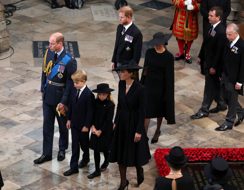 Prins Harry sidder mellem Meghan Markle og prinsesse Charlotte på St. George's Chapel Service