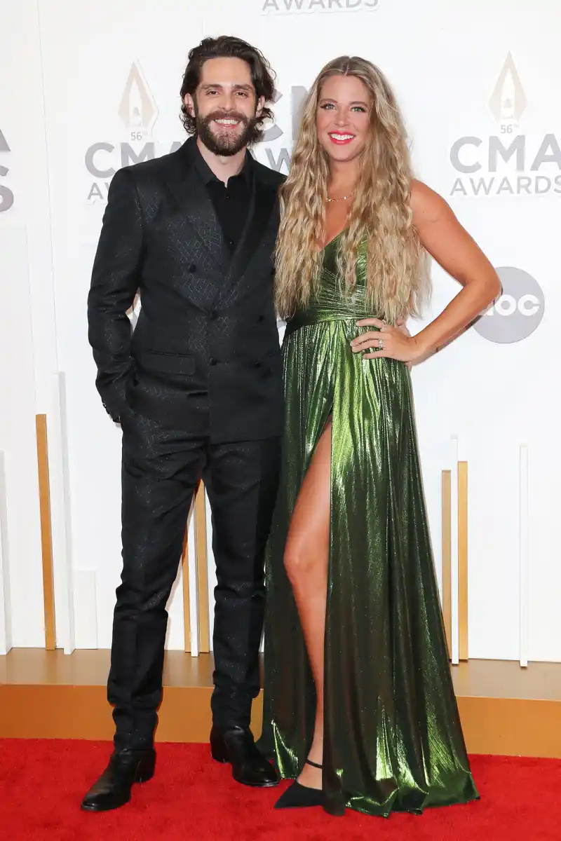 Dynamic Duo! Pozrite si najhorúcejšie páry na udeľovaní cien CMA 2022 – Jessie James Decker a Eric Decker a ďalšie 56. výročné ceny CMA – prílety, Nashville, Spojené štáty americké – 9. novembra 2022