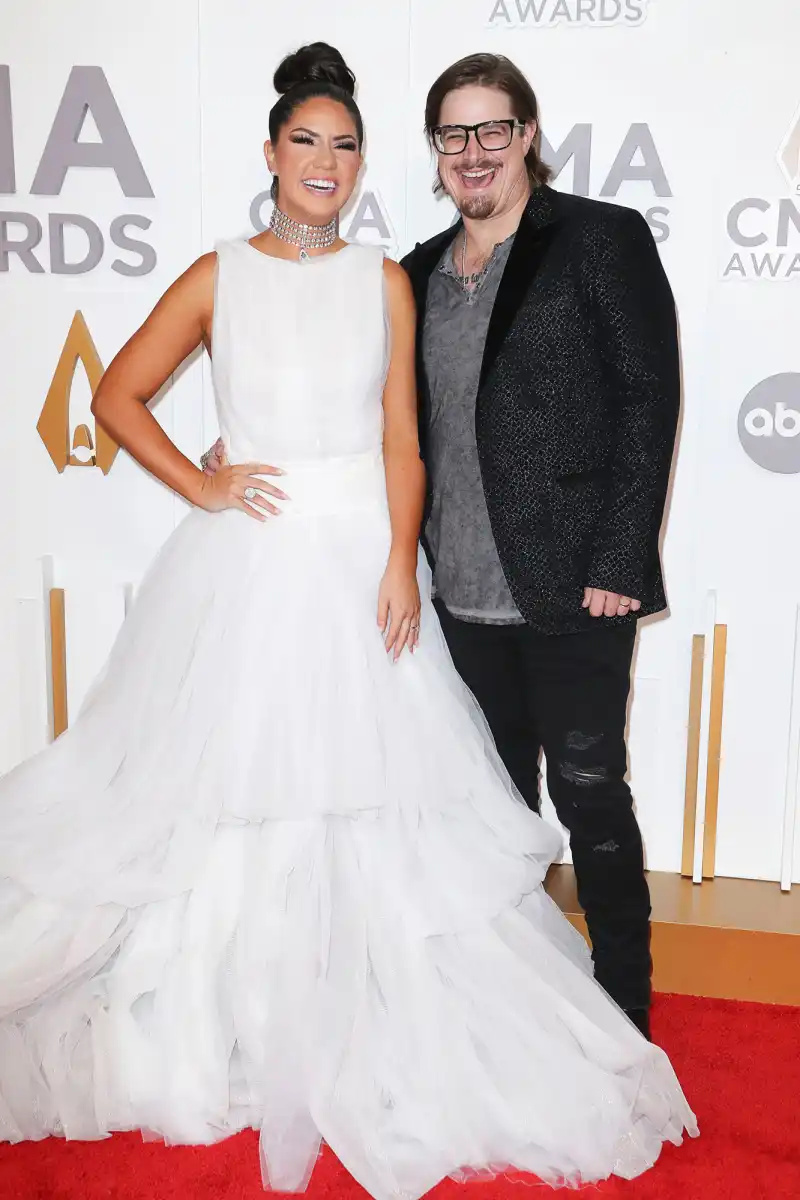 Dynamic Duo! Pozrite si najhorúcejšie páry na udeľovaní cien CMA 2022 – Jessie James Decker a Eric Decker a ďalšie 56. výročné ceny CMA – prílety, Nashville, Spojené štáty americké – 9. novembra 2022