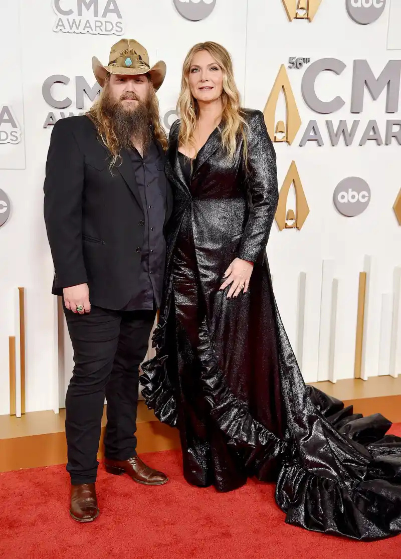 Dynamic Duo! Pozrite si najhorúcejšie páry na udeľovaní cien CMA 2022 – Jessie James Decker a Eric Decker a ďalších 156 56. výročných cien CMA – prílety, Nashville, Spojené štáty americké – 9. novembra 2022