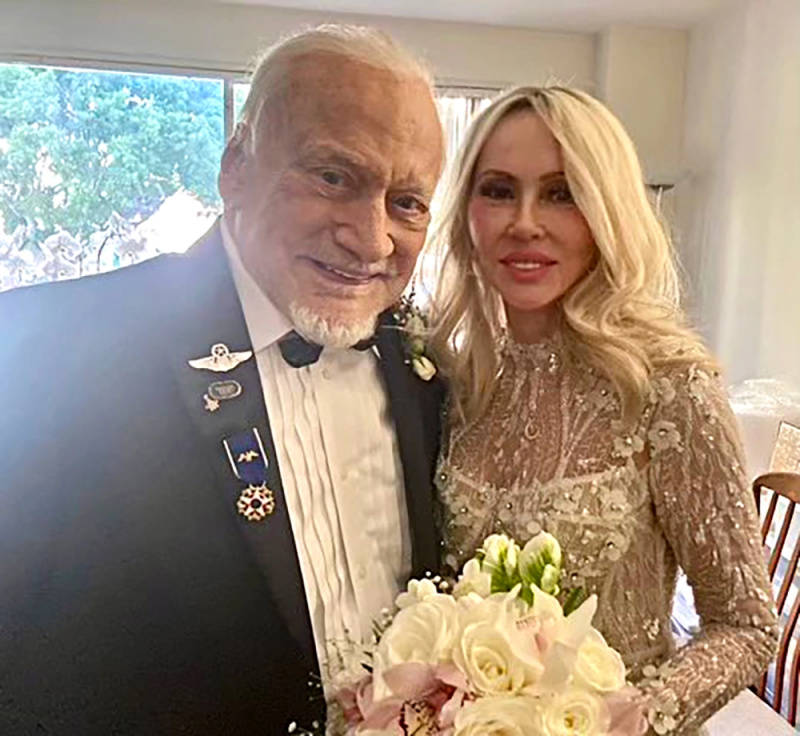 'Emocionats com els adolescents fugats'! L'astronauta Buzz Aldrin es casa amb Anca Faur