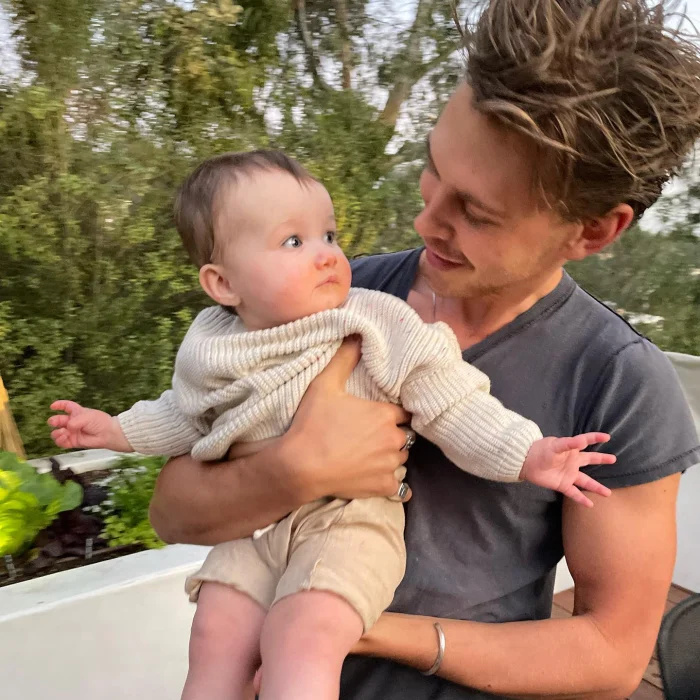   Sehen Sie, wie Austin Butler Ashley Tisdales Tochter Jupiter trifft: „So Special“