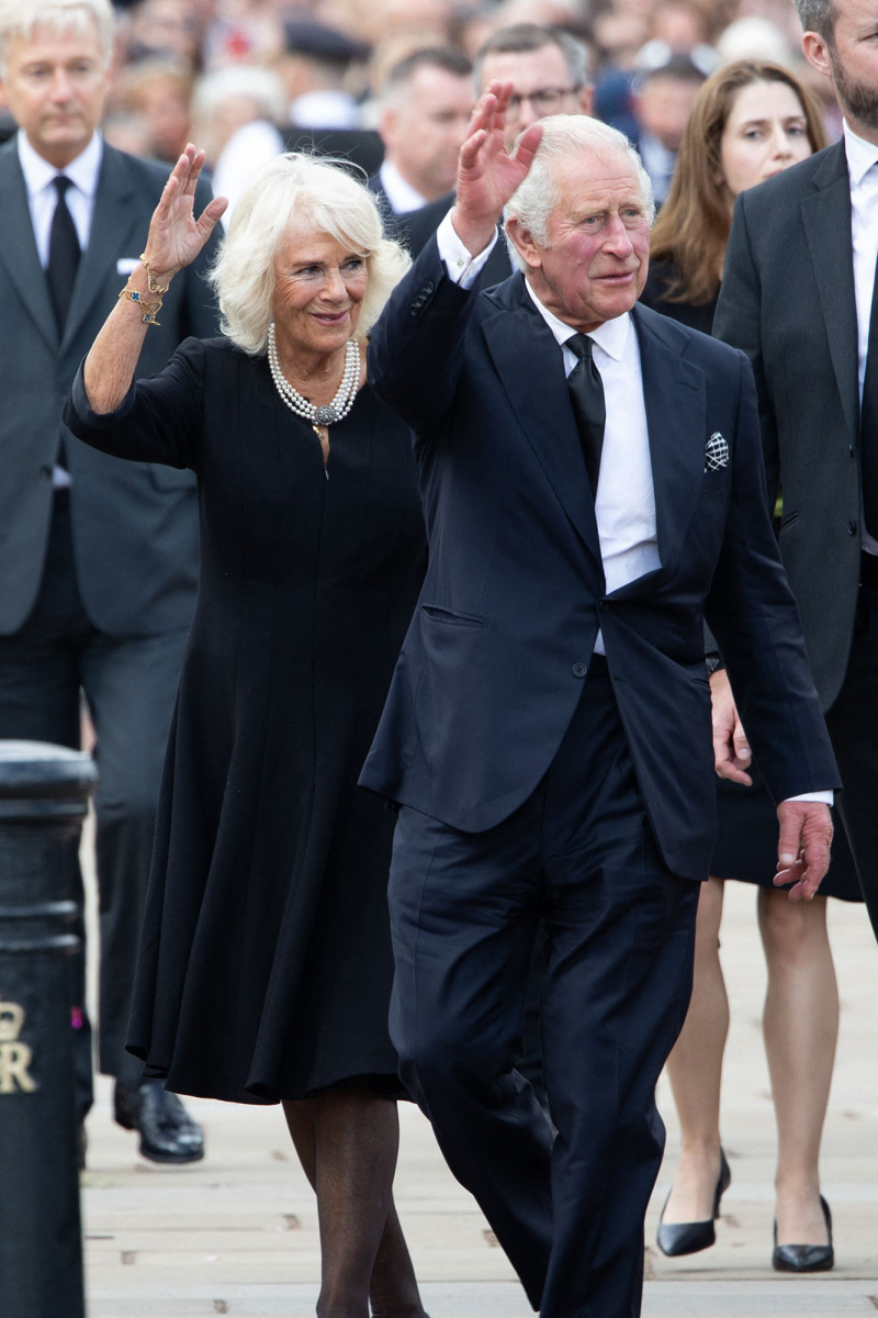 El rei Carles III i la reina consort Camilla es veuen 'tocats' pel suport mentre es 'preparan per dir el nostre últim adéu' al funeral de la reina Isabel II
