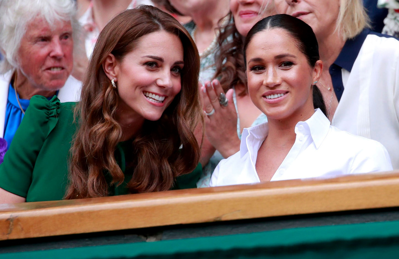 Meghan Markle y la princesa Kate ignoran el protocolo real mientras saludan a los dolientes y ofrecen abrazos a la multitud