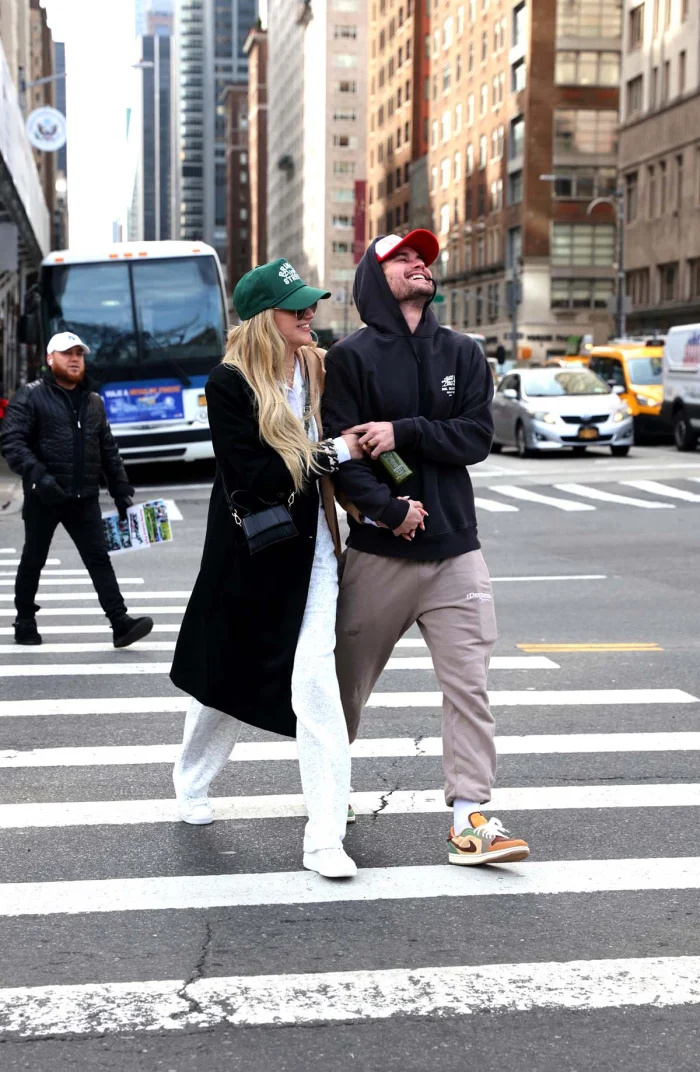 Kelsea Ballerini e BF Chase Stokes se dão as mãos em Nova York