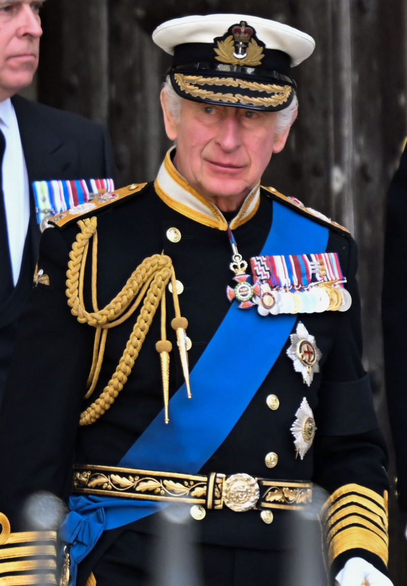Königliche Familie nimmt Abschied von Königin Elizabeth II. mit atemberaubendem Throwback-Foto 2000 König Karl III