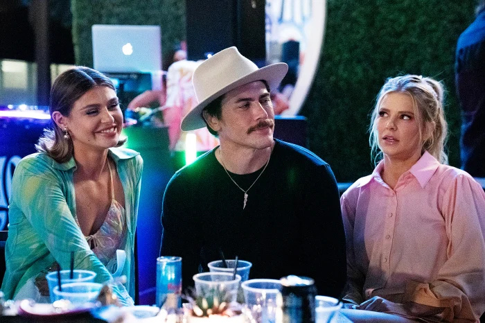 Vanderpump Rules 的 Tom Sandoval 说他和 Raquel Leviss 在出轨丑闻后正在“休息” - 955