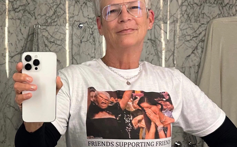 Gols BFF! Jamie Lee Curtis fa que els Globus d'Or de Michelle Yeoh guanyin a la samarreta