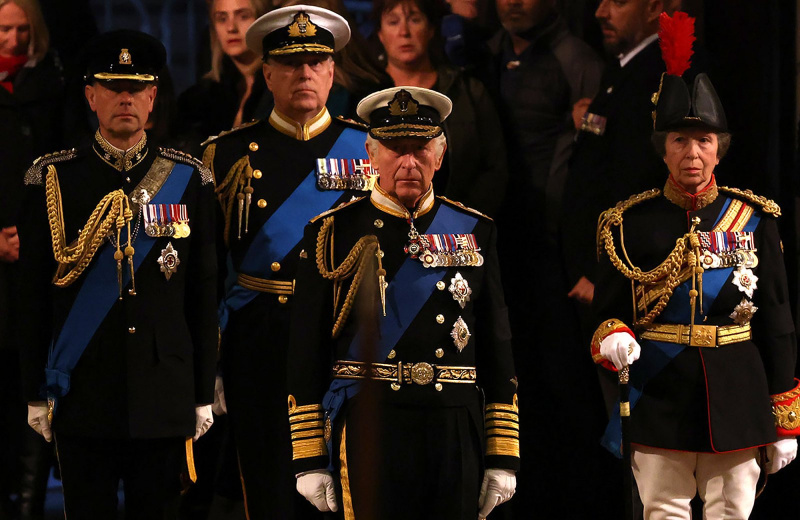 El rey Carlos III, la princesa Ana, el príncipe Andrés y el príncipe Eduardo honran a la reina Isabel II en uniforme en la vigilia de Westminster Hall