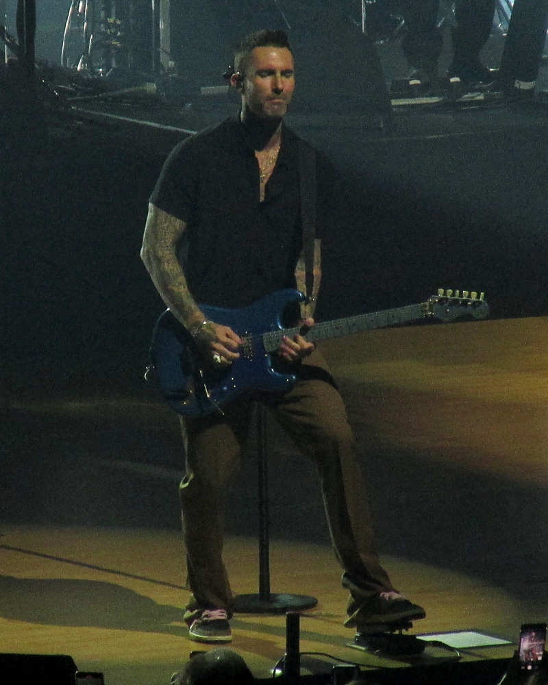 Adam Levine optræder for første gang offentligt, optræder med Maroon 5 After Scandal