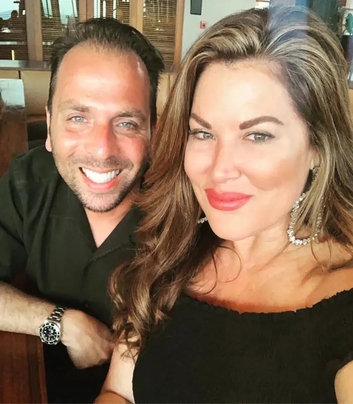 Емили Симпсон каже да се брак са Сханеом Симпсоном побољшао након'Real Housewives of Orange County'
