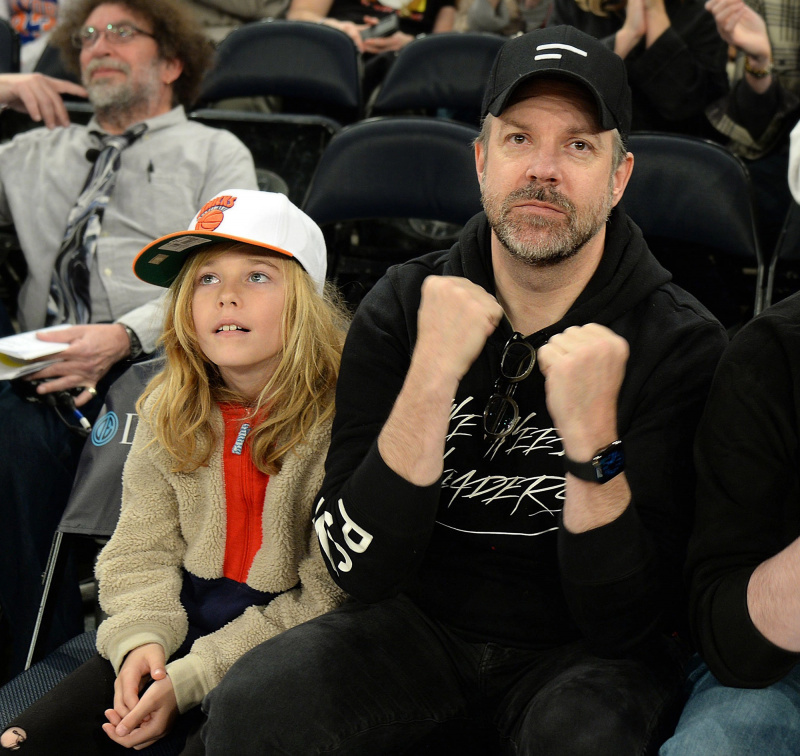 Basketballvenner! Jason Sudeikis, Son Otis sidder ved banen ved Knicks Game