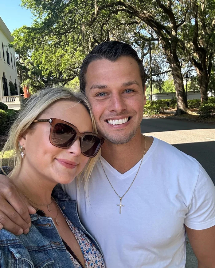 Miranda Lambert ja aviomies Brendan McLoughlin pitävät toisiaan kädestä harvinaisella retkellä New Yorkissa