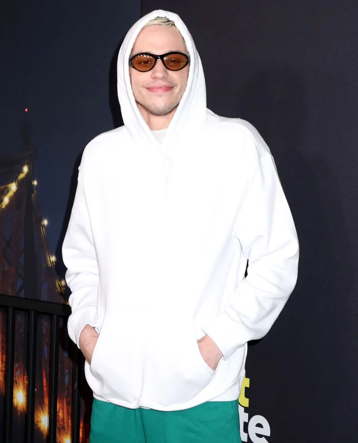 Pete Davidson mit den Co-Stars Chase Sui Wonders und Rachel Sennott beim Eishockeyspiel inmitten von Emily Ratajkowski Romance White Hoodie gesichtet