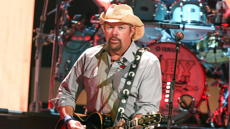 Toby Keith อัพเดทสุขภาพครั้งแรกหลังจากถูกวินิจฉัยว่าเป็นมะเร็งกระเพาะอาหาร: 'มันค่อนข้างทำให้ร่างกายอ่อนแอ'