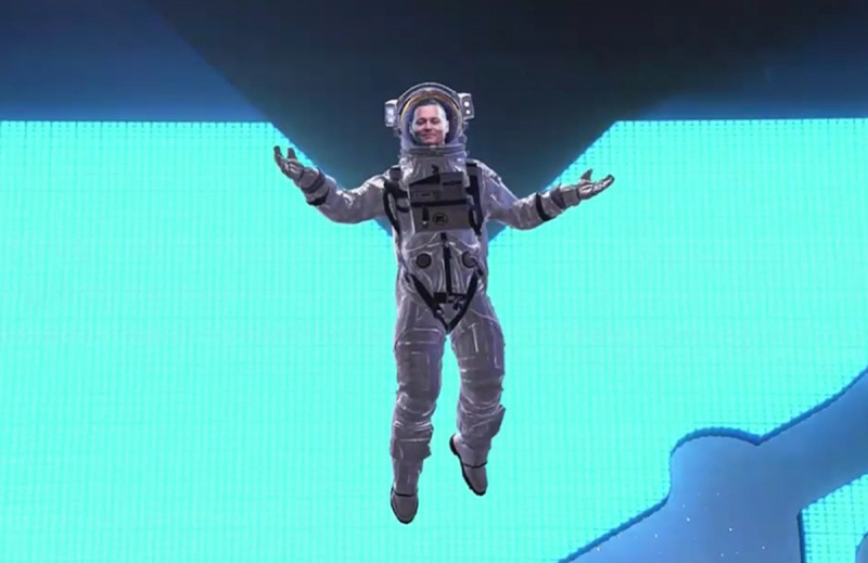 Johnny Depp robí VMA Cameo ako hologram v Moonman Suit