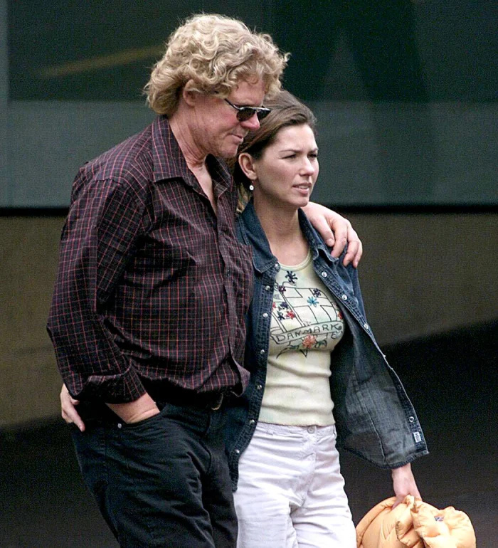 Shania Twain จำได้ว่าเป็น 'เปราะบางอย่างควบคุมไม่ได้' เหนือเรื่องของอดีต Robert 'Mutt' Lange, 'ไม่เคย' ติดต่อกับ Marie-Anne Thiebaud