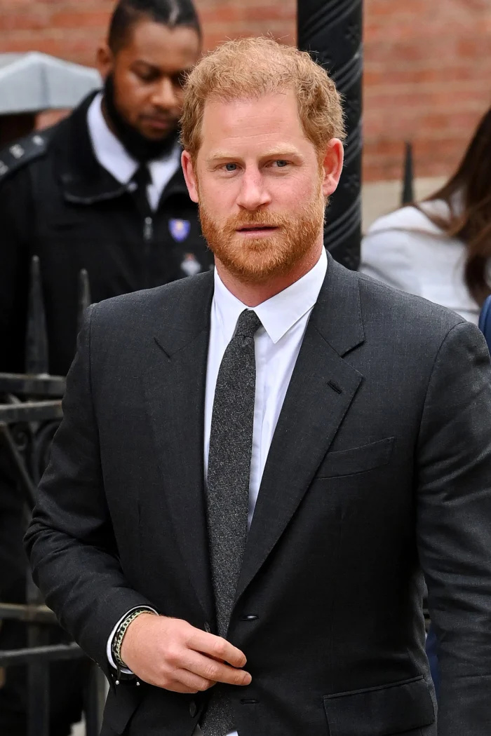   La família reial no volia complicar les coses donant-li un paper al príncep Harry a la coronació 062