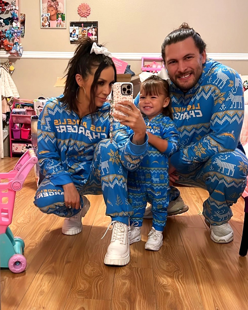 Scheana Shay og Brock Davies matcher dattersommer med NFL Onesies