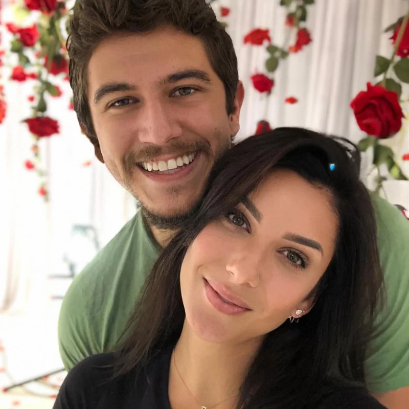 2021. gada novembris Love Is Blind 1. sezonas alaunti Metjū Bārneta un Amberas Pīkas attiecību laika skala