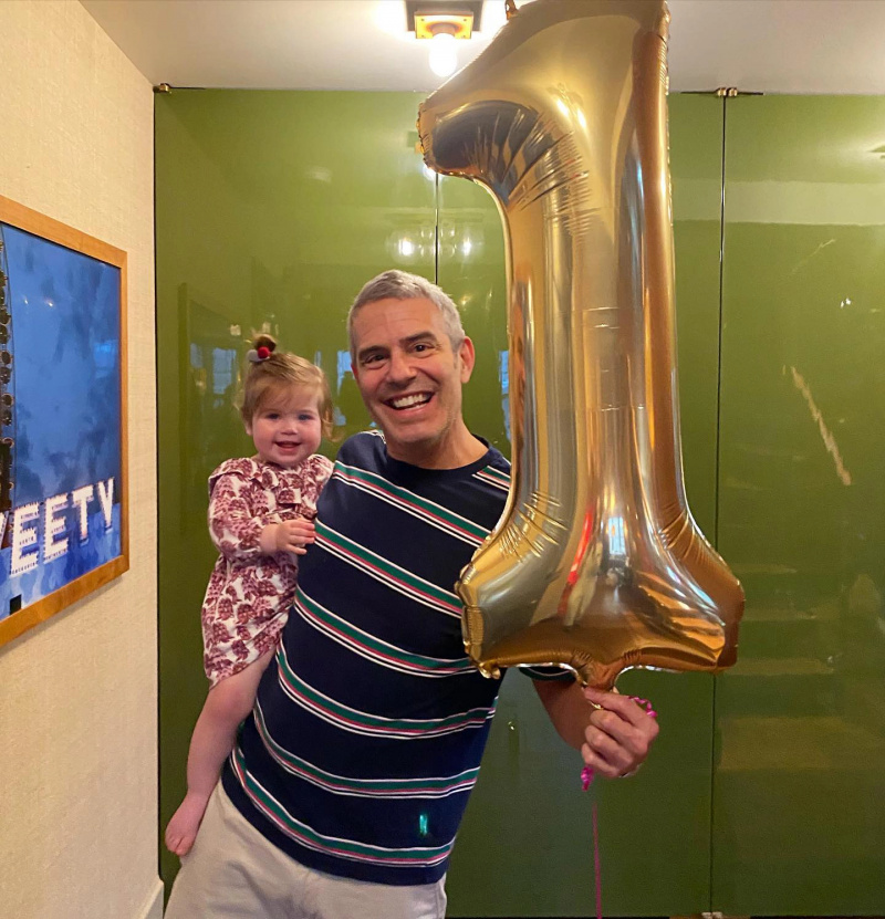 Lucy er 1! Andy Cohen fejrer datterens fødselsdag