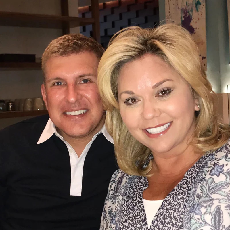 're Coping Todd Julie Chrisley begär nytt straffdatum för bedrägerirättegång