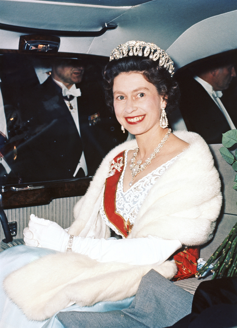 La reina Isabel II deja Schloss Augustusburg en Bruhl