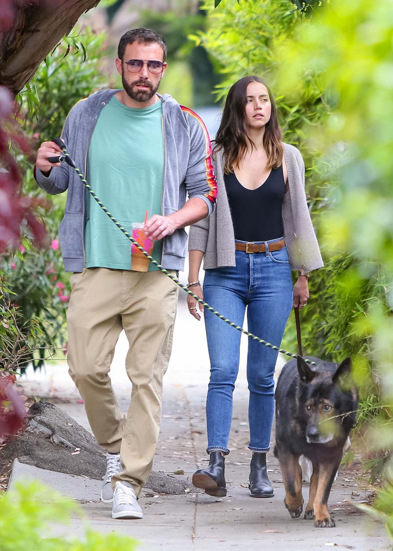 Ana de Armas dice que la atención en su romance con Ben Affleck se sintió 'peligrosa e insegura'