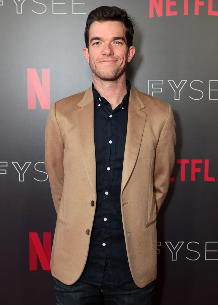 John Mulaney ricorda l'intervento prima del soggiorno in riabilitazione:'I Had Just Been' With My Drug Dealer
