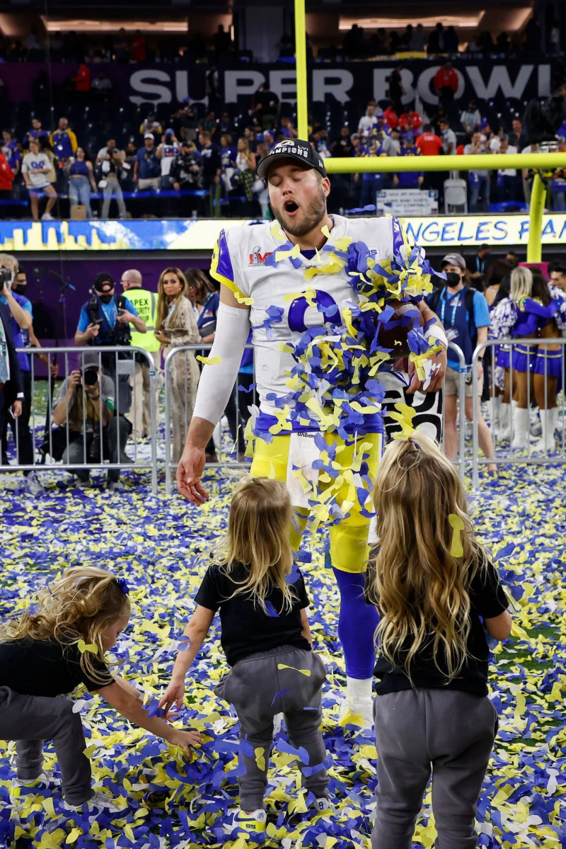 Matthew Stafford juhlii Los Angeles Ramsin Super Bowl -voittoa lastensa kanssa