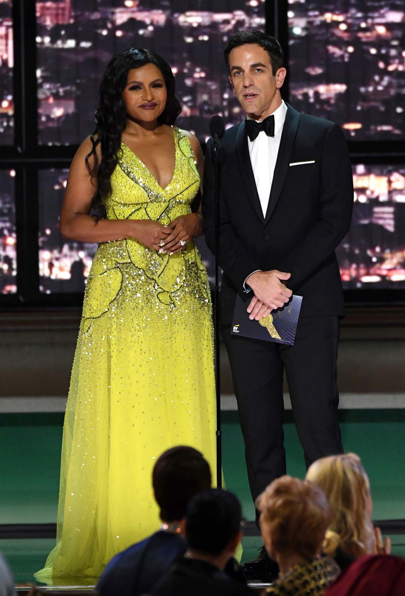 Mindijs Kalings un B. J. Novaks joko par'Complicated' Costar Romances at Emmys
