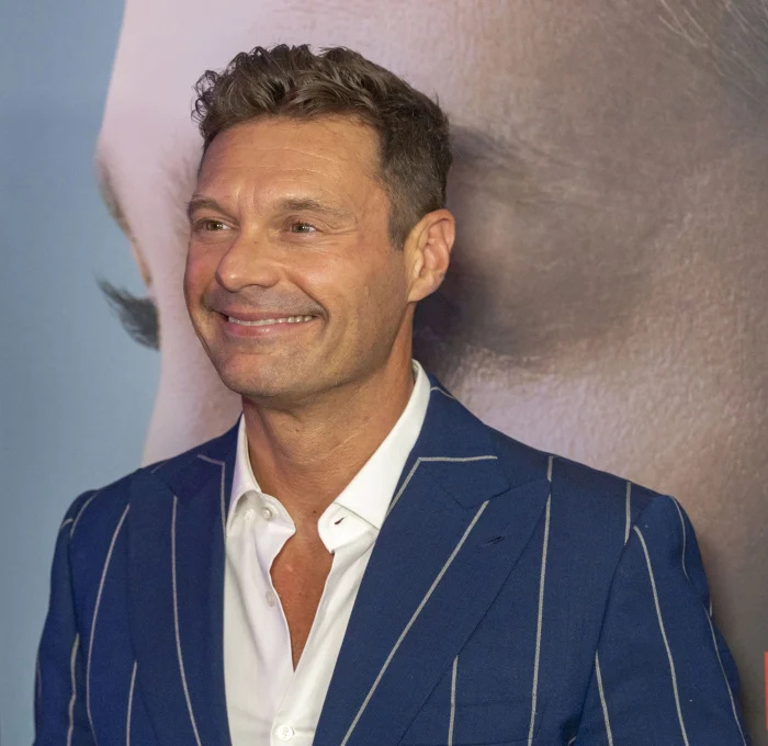 Ryan Seacrest stále miluje hosťovanie'American Idol' After Announcing 'Live' Exit: 'Everybody Enjoys Everybody' striped suit