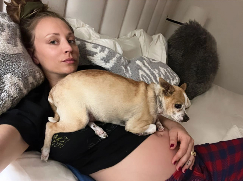 Bump Snuggles! Pozrite si Kaley Cuoco, More Pregnant Stars Cuddle Pets