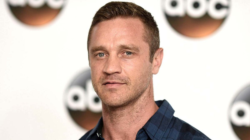 Et tilbageblik Devon Sawa opsummerer sjovt sine tidligere modevalg
