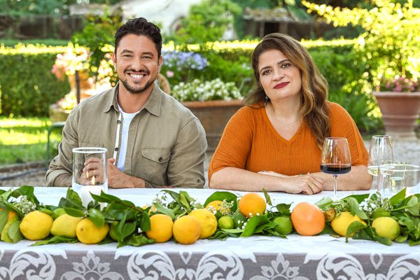 I presentatori di 'Ciao House' Alex Guarnaschelli e Gabe Bertaccini sono rimasti sorpresi dal vincitore della prima stagione, Tease House Romances: guarda