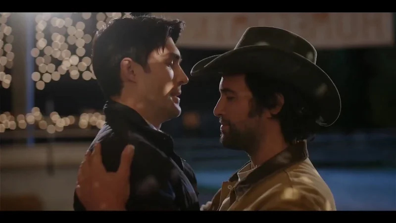 'Dashing in December' — Paramount+ Aşk aşktır! Yıllar Boyunca En İyi LGBTQIA+ Tatil Romantik Filmleri