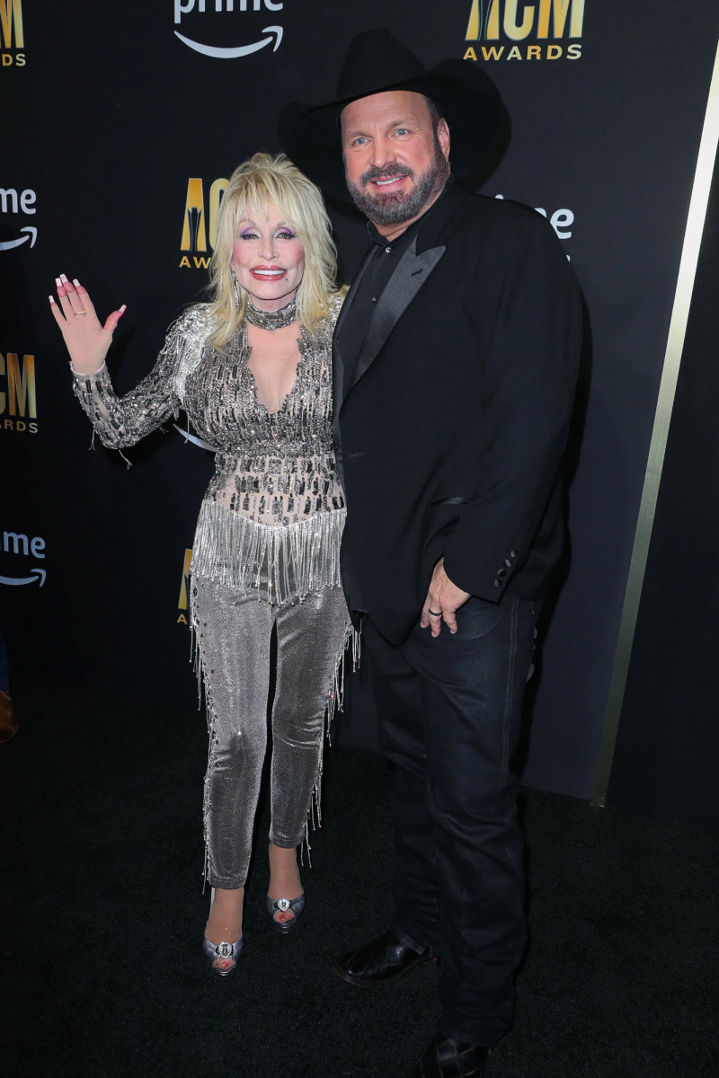 Garth Brooks anomena Dolly Parton la 'CABRA'.' in 2023 ACM Awards Opening —— She Claims It Stands for ‘Garth Organize A Threesome’ 724 Dolly Parton and Garth Brooks