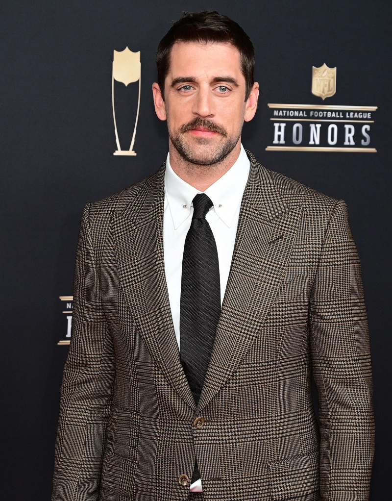 Aaron Rodgers sai de sua'Partially Underground' Darkness Retreat While Considering His NFL Future - 362