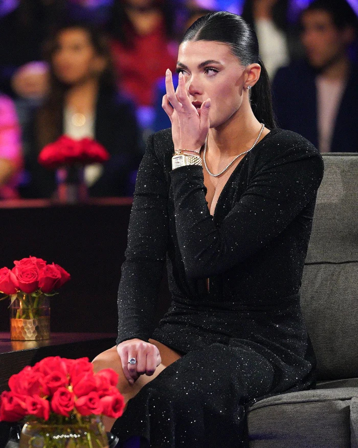 Rachel Reccina katselee Bachelor-finaalia, joka tukee kuningatar Gabi Elnickiä Zach Shallcross -draama 3:n jälkeen