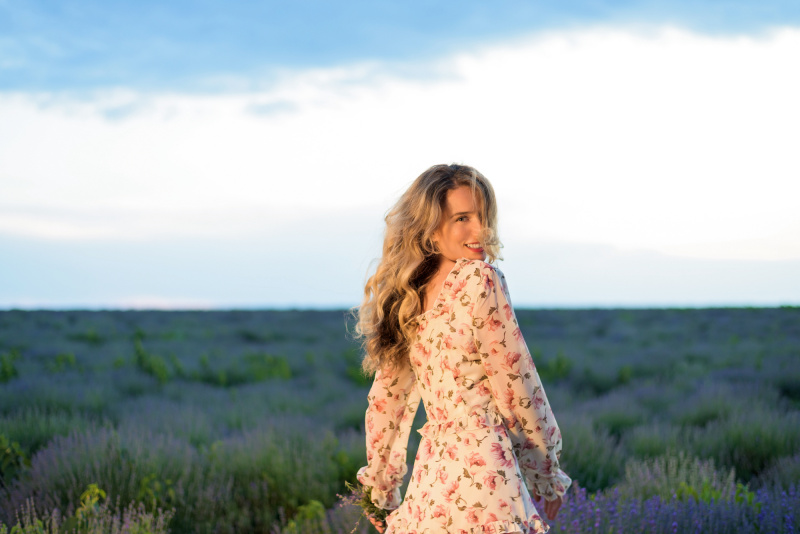 Vestido-de-primavera-floral-Stock-Photo