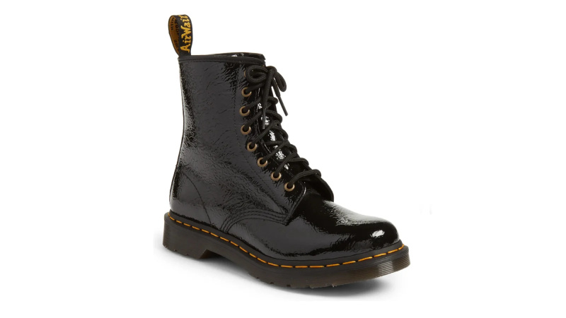 Ang Klasikong Dr. Martens Boots ay Bihirang Mabenta — Ngunit Nakakita Kami ng Pares para sa 41% Diskwento