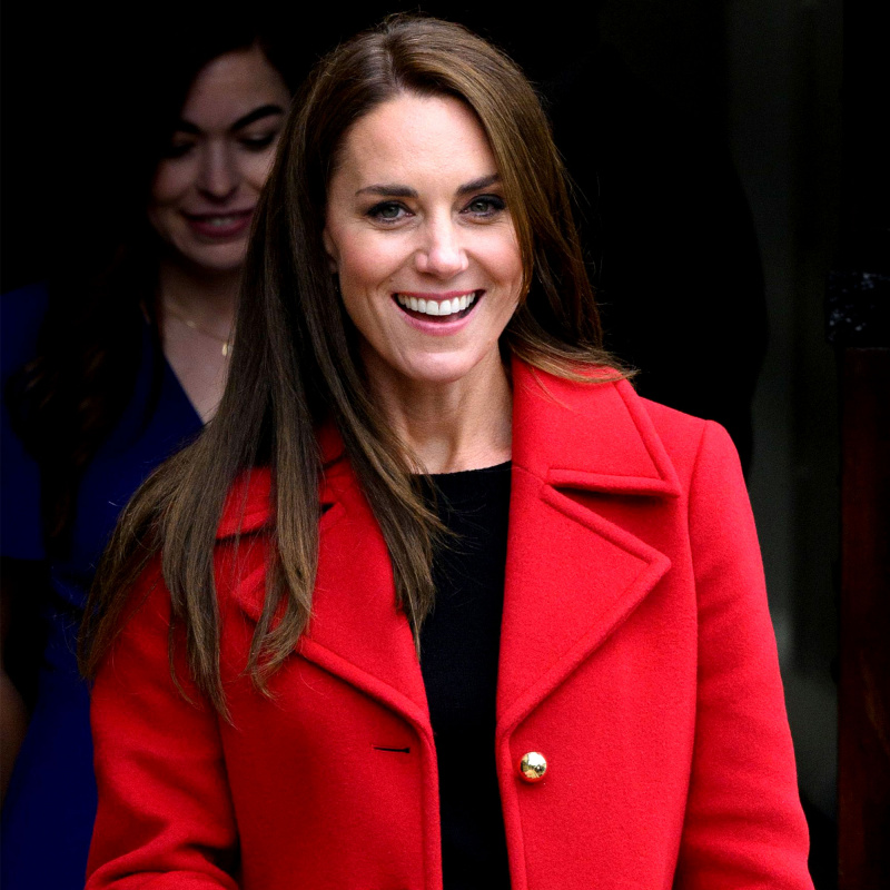 El abrigo rojo vibrante de la princesa Kate en Gales fue un dulce guiño a la princesa Diana