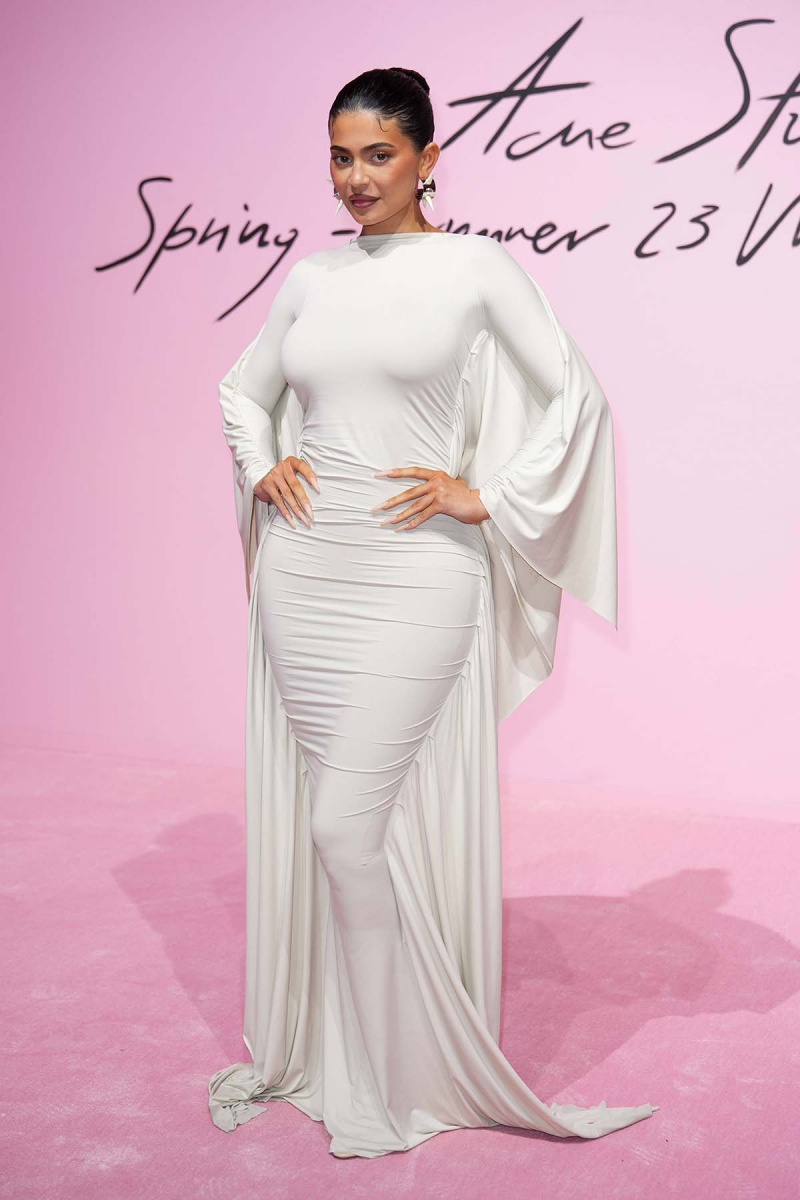 Nagmumukhang Angelic si Kylie Jenner sa White Cape Dress Sa Paris Fashion Week