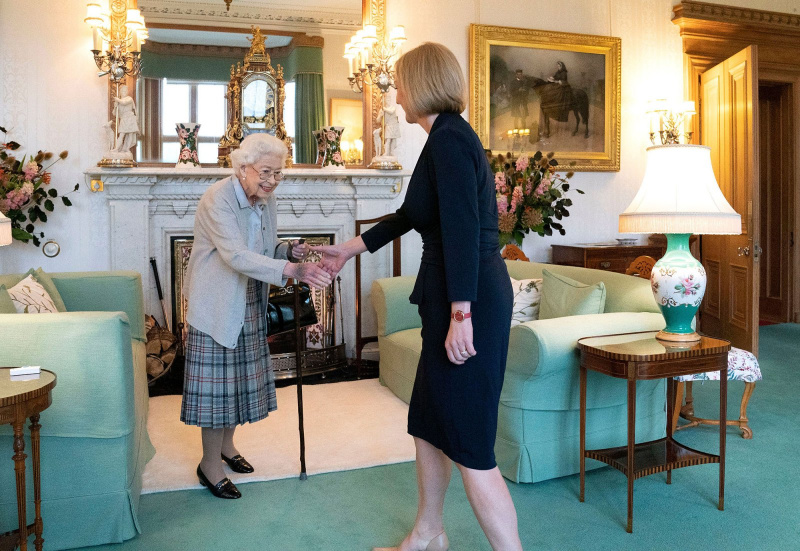 Kuningatar Elisabet II:n evoluutio prinsessasta pisimpään hallinnuteksi Britannian hallitsijaksi