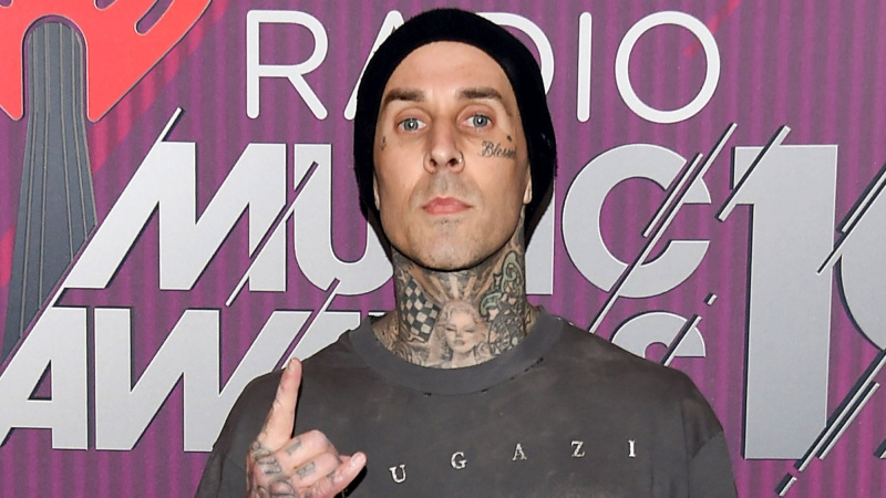 Travis Barker se sooča z negativnim odzivom, potem ko oboževalci trdijo, da je nova linija za nego kože CBD 'nepristna' in 'draga'